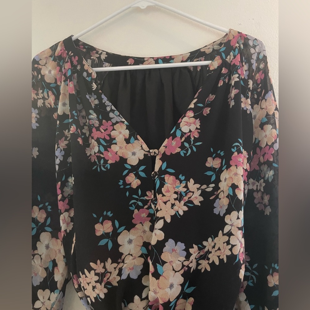 Bundle 4 for $20 Flowy floral blouse with V neck and Bishop sleeves 🌸 XL - Picture 1 of 8